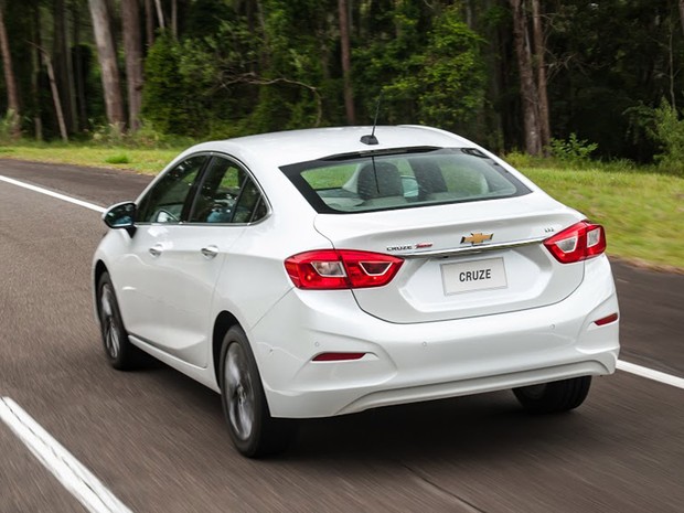 Carro Branco Do Cruze De Chevrolet Foto Editorial - Imagem de movimento,  branco: 39883651