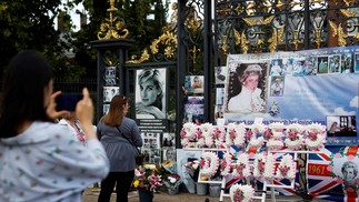 Pessoas se reúnem para prestar uma homenagem memorial no 25º aniversário da morte da princesa Diana da Grã-Bretanha, em frente ao Palácio de Kensington, no centro de Londre  — Foto: CARLOS JASSO / AFP