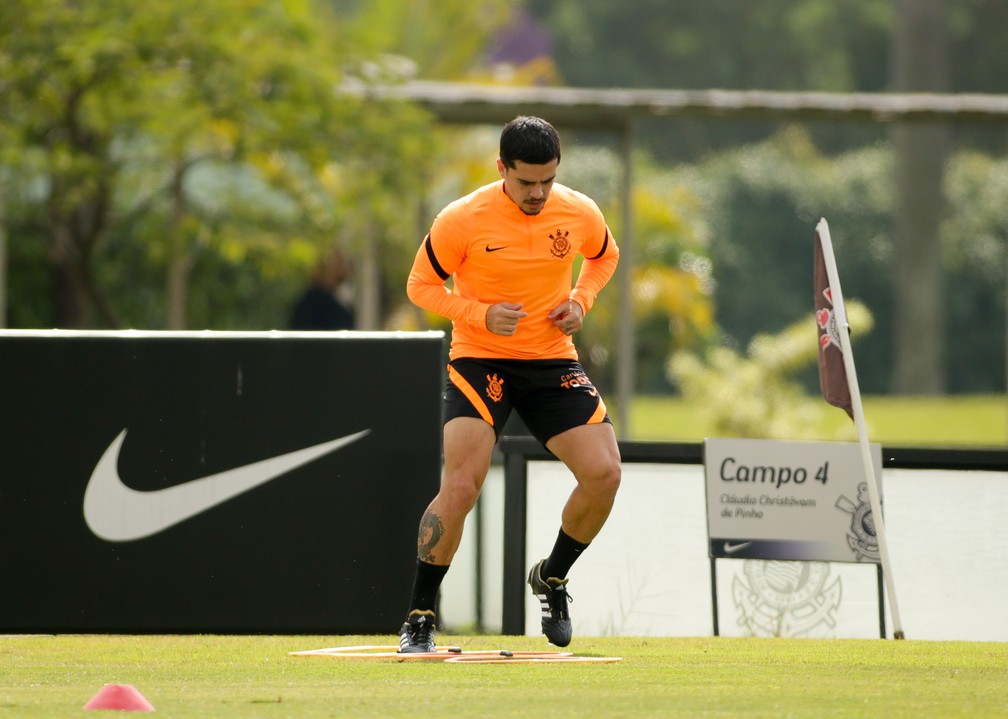 Fagner deve passar Rivellino e entrar no top-10 do Corinthians mesmo em ano atípico