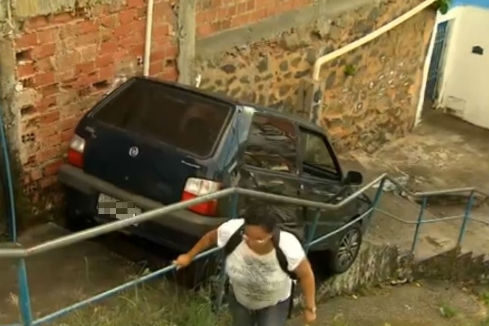 Carro cai em escada e interdita passagem de moradores no Candeal, em Salvador  — Foto: Reprodução/TV Bahia 