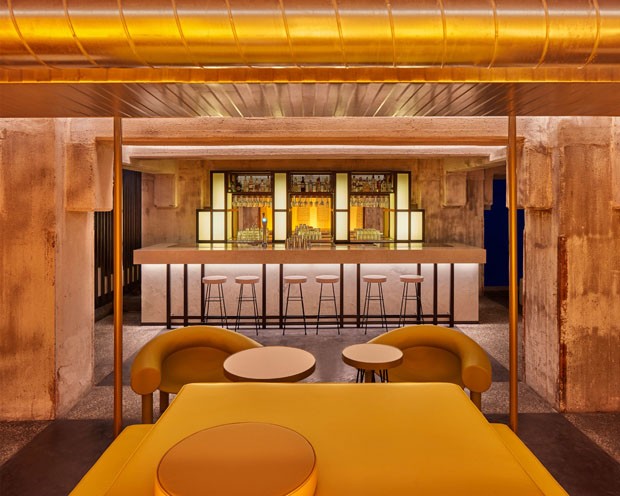 Restaurante construído em antiga fábrica combina décor industrial com cores vibrantes (Foto: Divulgação / Maarten Willemstein)