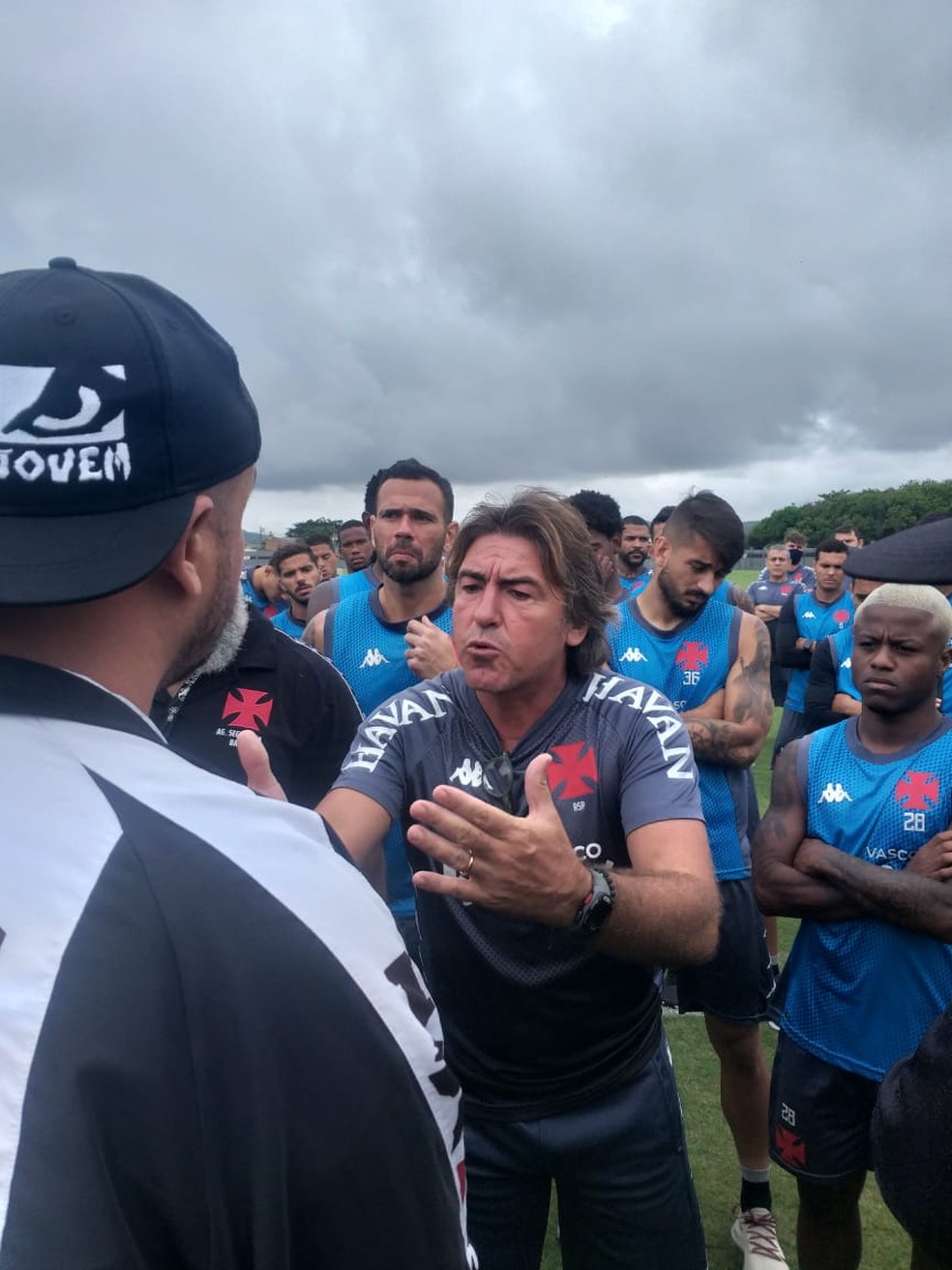 Membros de organizada entram em CT do Vasco para cobrar S� Pinto e jogadores � Foto: Reprodu��o