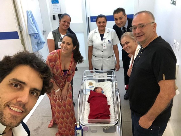 Thiago Arancam e Aline Frare posam ainda no hospital com o pequeno Francisco (Foto: Reprodução / Instagram)