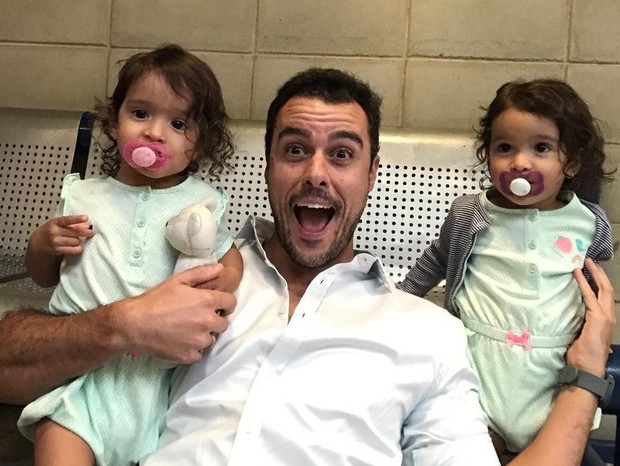 Joaquim Lopes com as gêmeas Eloá e Lavínia, que interpretaram Nina, filha de seu personagem em Malhação (Foto: Reprodução/Instagram)