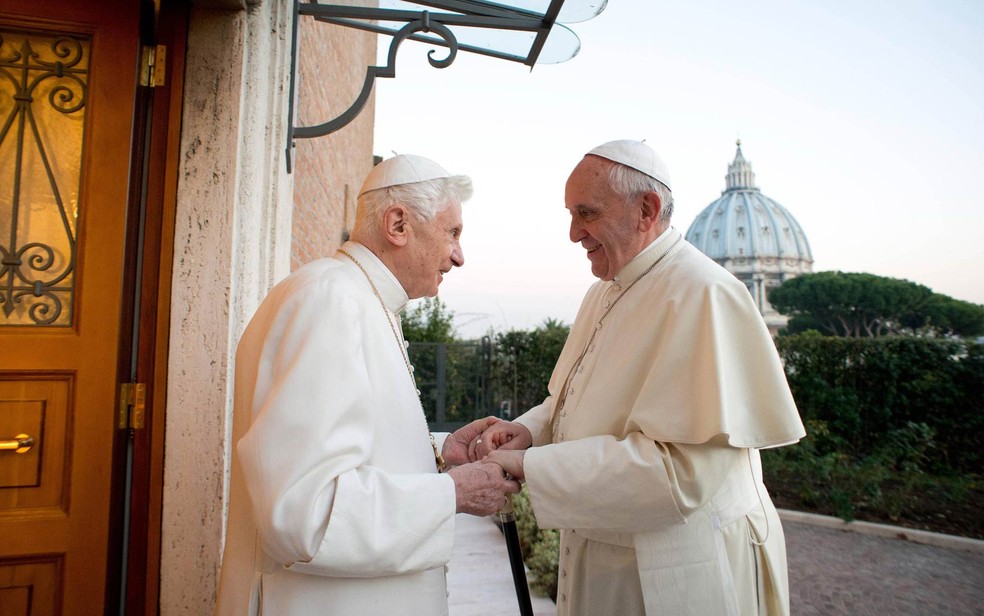 O Papa Francisco (dir.) cumprimenta o Papa emérito Bento XVI no monastério Mater Ecclesiae, no Vaticano, em 2013 — Foto: Reuters/Osservatore Romano