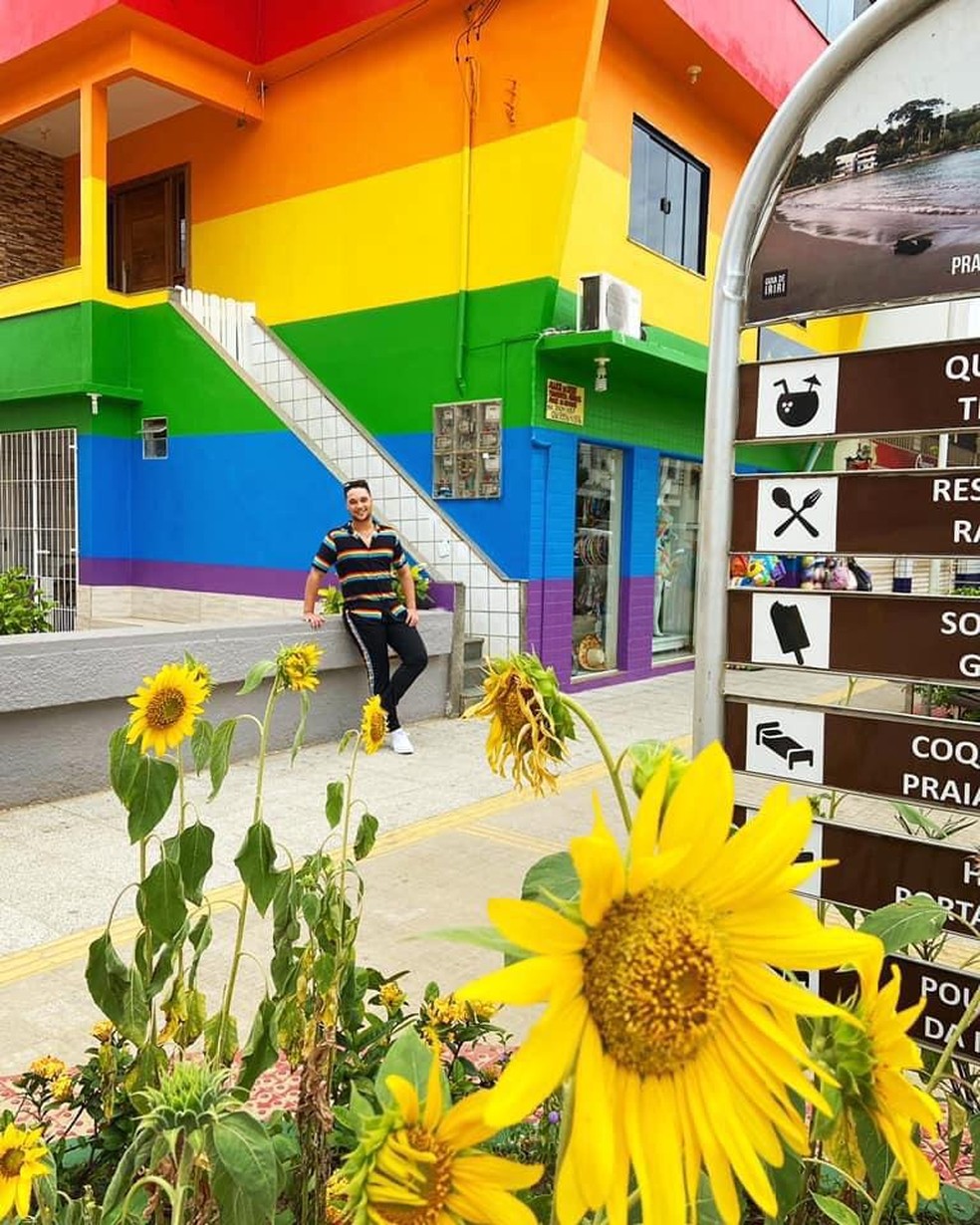 Dia do Orgulho LGBTQIA+: mãe pinta casa com cores do arco-íris para homenagear filho gay