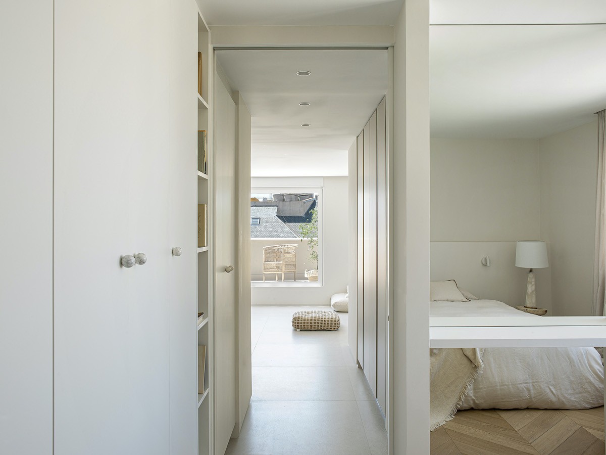 INTEGRAÇÃO | O apartamento tem apenas um quarto, posicionado em um local da planta que garante intimidade (Foto: Divulgação / Montse Garriga Grau)