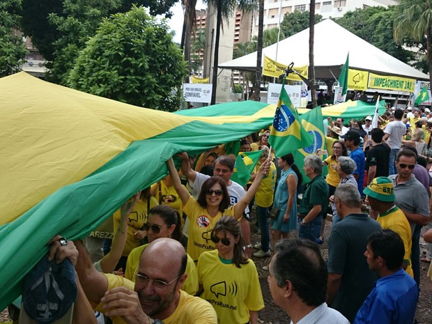 Com faixa das cores verde e amarela, manifestantes protestam em Rio Preto (Foto: Renata Fernandes/G1)