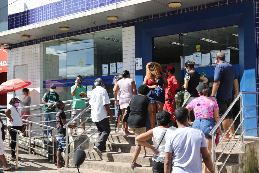 Movimentação grande também na porta da agência da Caixa, nesta segunda-feira (25), da Avenida Kennedy — Foto: Adriano Soares/Grupo Mirante