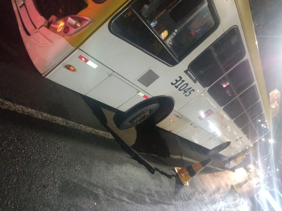 Ônibus preso em cratera após asfalto ceder na Cidade Baixa, em Salvador — Foto: Redes Sociais