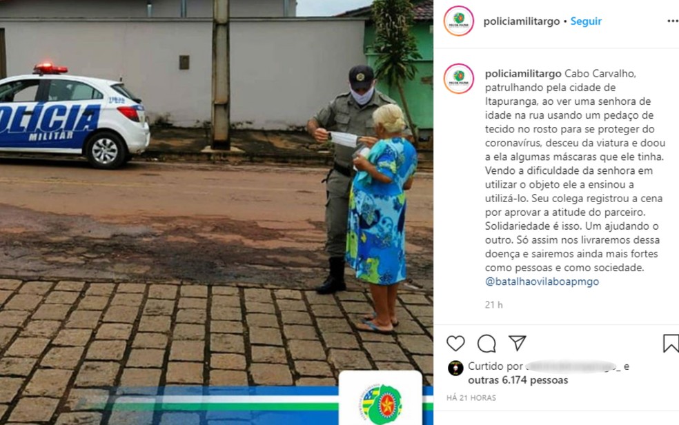 Publicação no perfil da Polícia Militar que mostra cabo Carvalho doando máscara a idosa — Foto: Reprodução/Instagram