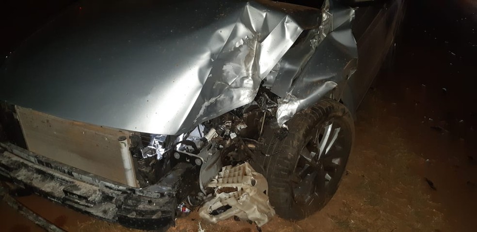 Parte frontal do veículo ficou completamente destruída devido a colisão. — Foto: Divulgação/Polícia Rodoviária Federal