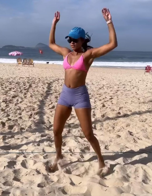 Lucy Alves se exercita em praia carioca (Foto: Reprodução/Instagram)
