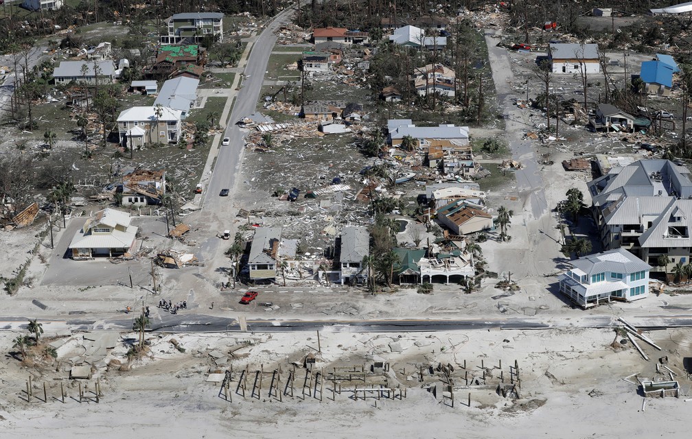 Foto aérea mostra destruição de casas causada pela passagem do furacão Michael em Mexico Beach, na Flórida — Foto: Chris O'Meara/Pool via Reuters