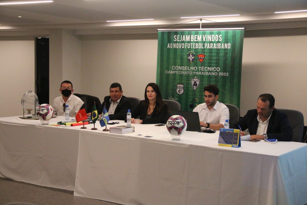 Dirigentes da FPF-PB comandaram a reunião com os representantes dos 10 clubes participantes — Foto: Raniery Soares / ge