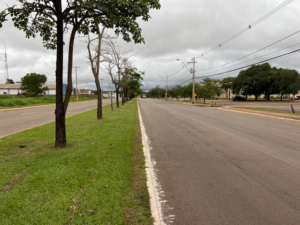PALMAS - Avenida NS-02 no centro da cidade sem trânsito por volta das 16h desta quinta-feira (26) — Foto: Fernando Ozzie/TV Anhanguera