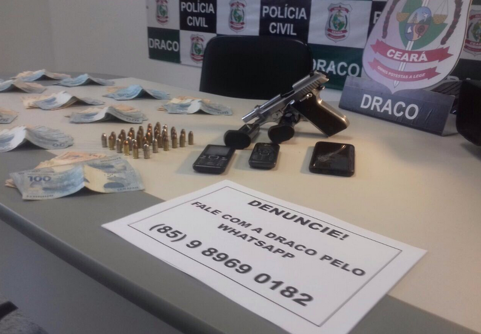 Com o traficante foi apreendida uma pistola .380, 37 munições e R$ 13 mil em dinheiro. (Foto: Leandro Silva/TV Verdes Mares)
