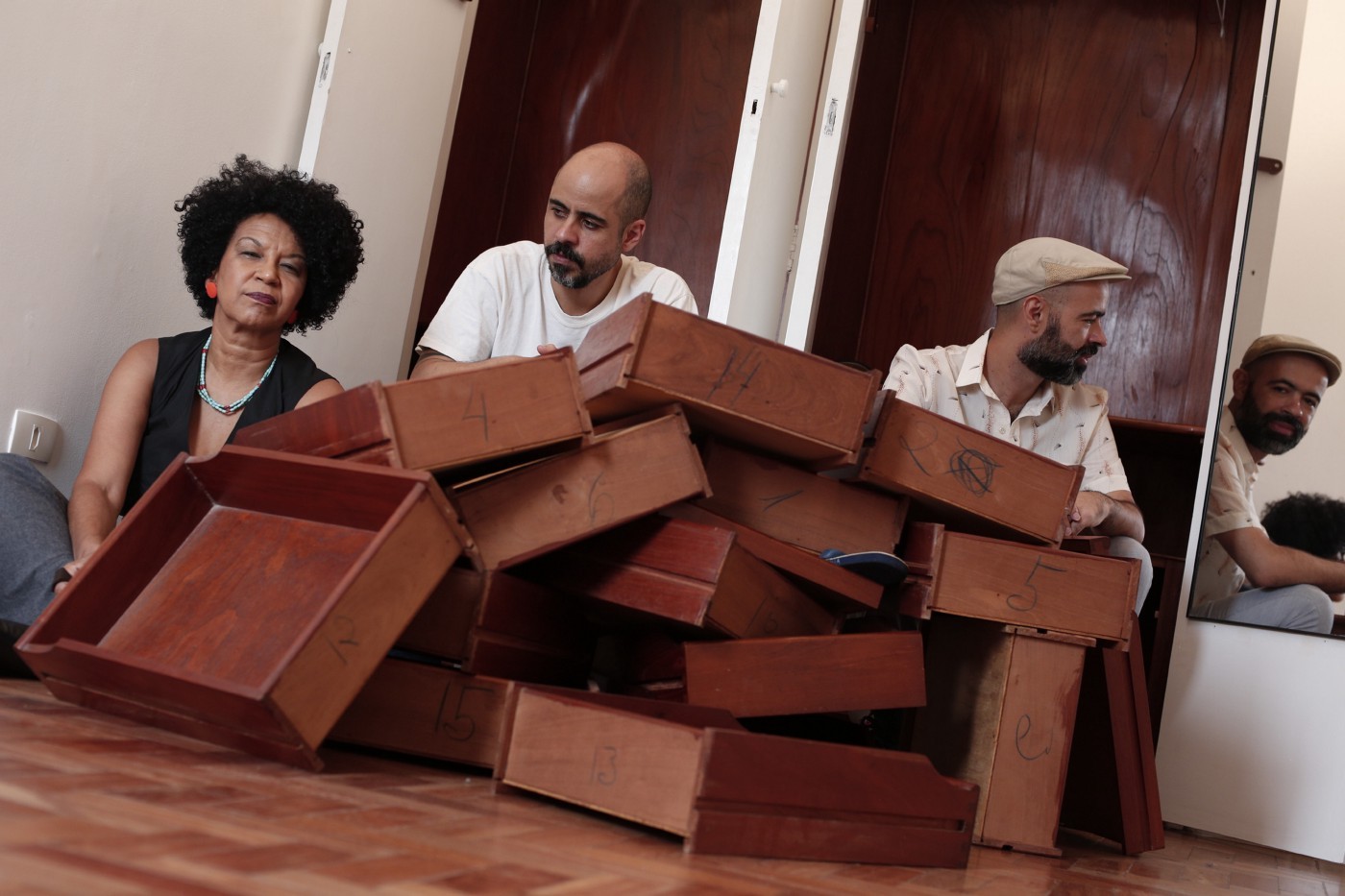 Juçara Marçal, Gui Amabis e Rodrigo Campos lançam álbum 'Sambas do Absurdo 2' em julho