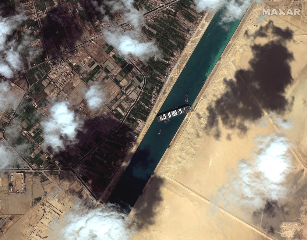 Vista aérea por imagem de satélite do navio Ever Given encalhado no Canal de Suez no dia 27 de março. — Foto: Maxar Technologies/Handout via Reuters