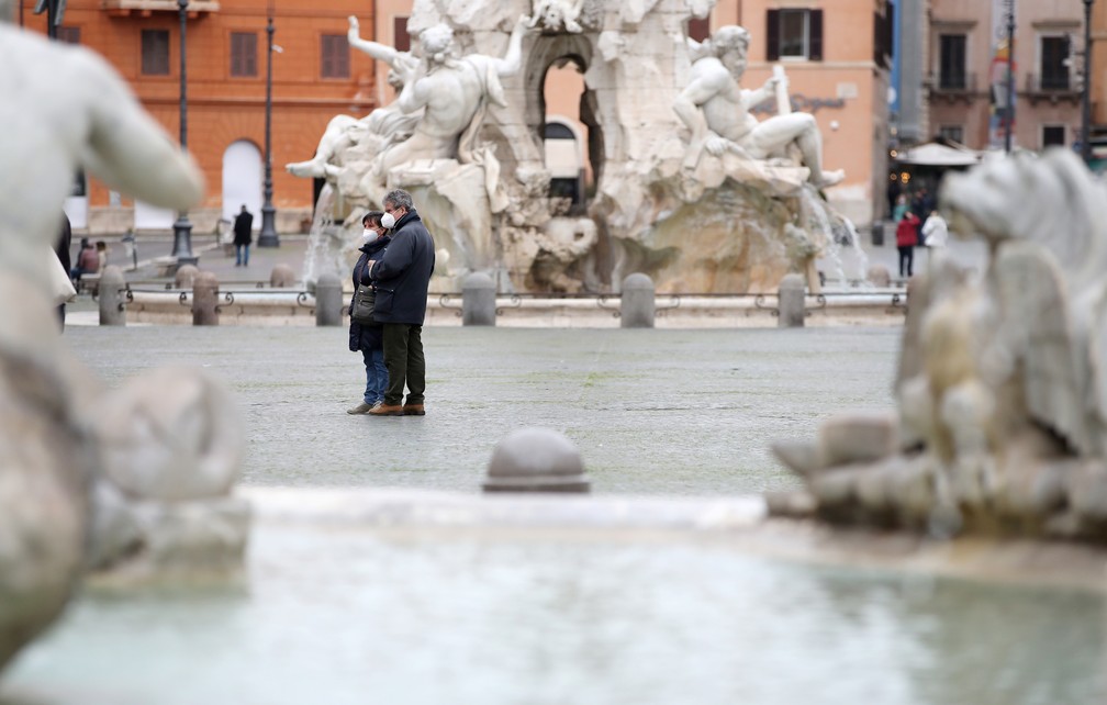 Pessoas de máscara na Piazza Navona, em Roma, em 12 de março de 2021 — Foto: Yara Nardi/Reuters