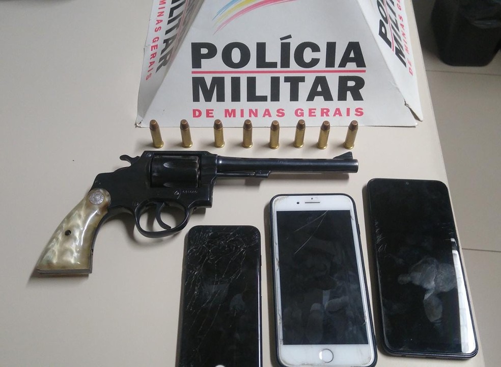 Arma, munições e celulares foram apreendidos na ocorrência em Araguari — Foto: Polícia Militar/Divulgação