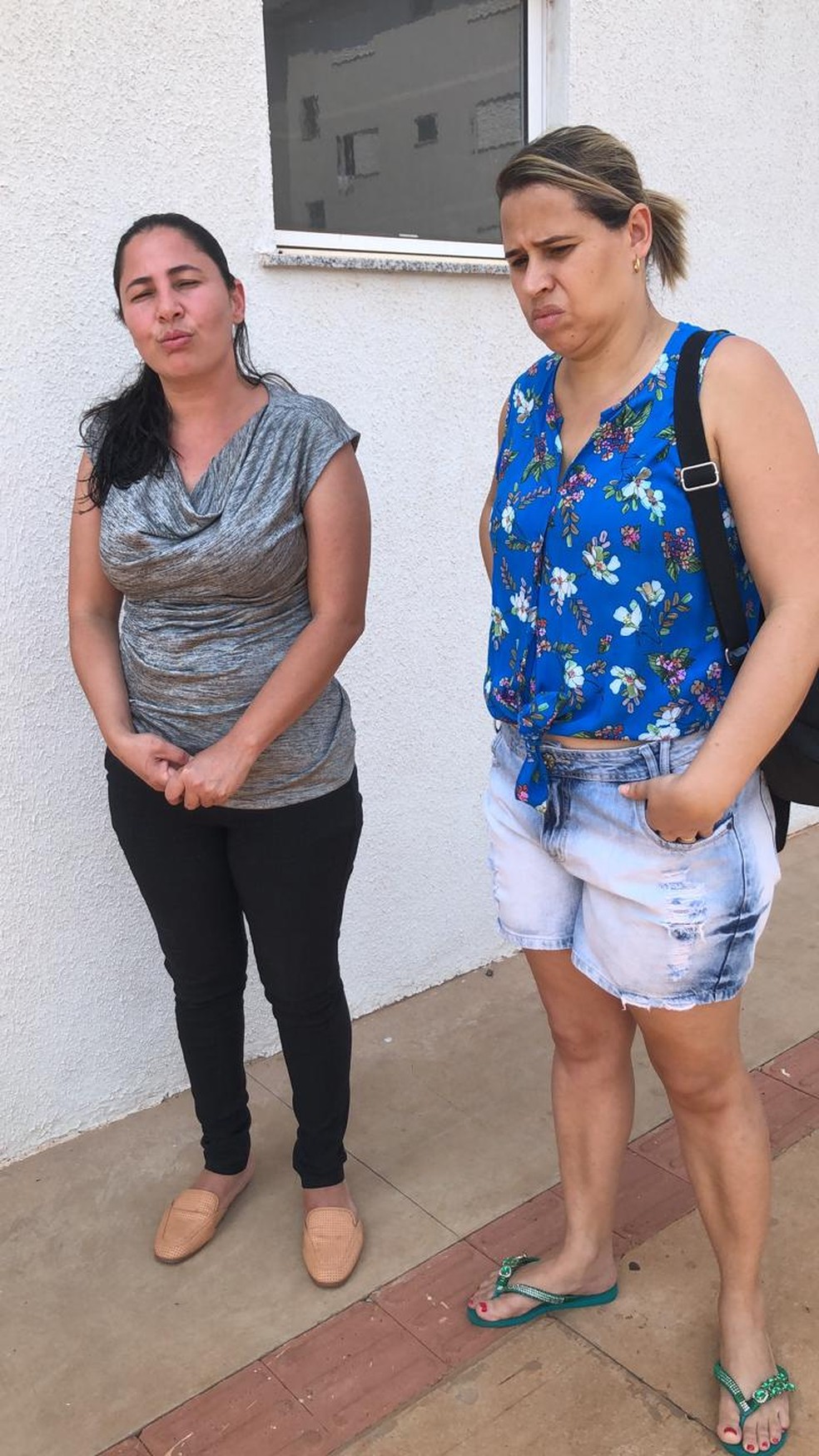 Elizangela Elias e Karla Ariane, vizinha de Zé Pretim e síndica do condomínio onde ele morava em Campo Grande — Foto: Carol Pamplona/G1 MS