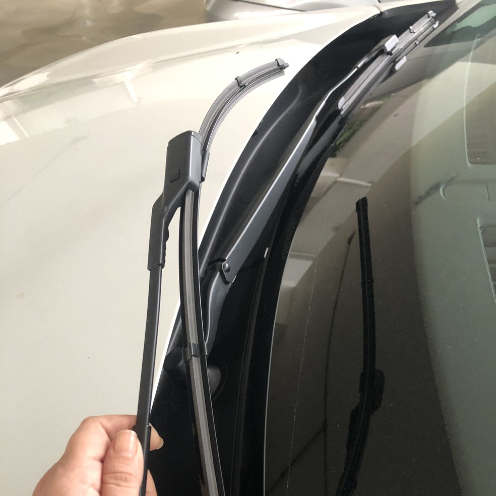 Em muitos carros modernos não é possível erguer os braços dos limpadores sem colocá-los em "modo de serviço/manutenção" — Foto: Autoesporte