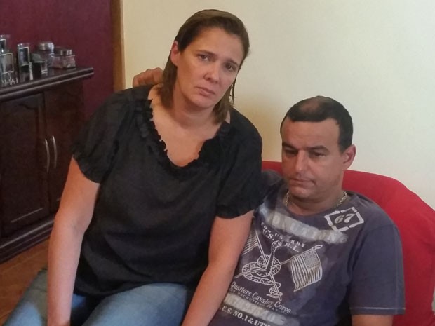 O casal Leandro e Celia sofre as consequências da dengue (Foto: Tatiana Santiago/G1)