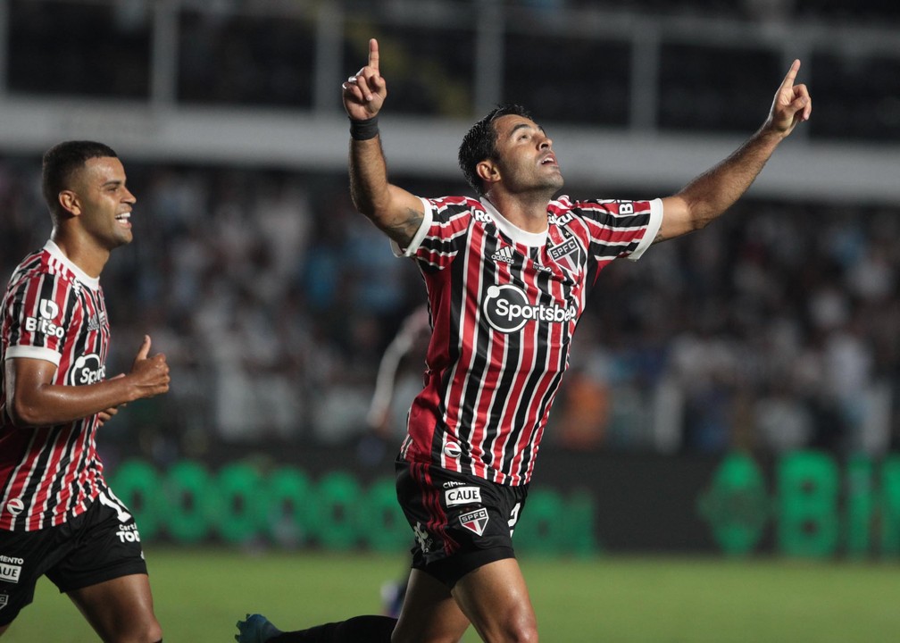 Eder comemora gol pelo São Paulo — Foto: Rubens Chiri/Saopaulofc.net