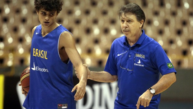 Raulzinho e Rubén Magnano (Foto: Divulgação/CBB)