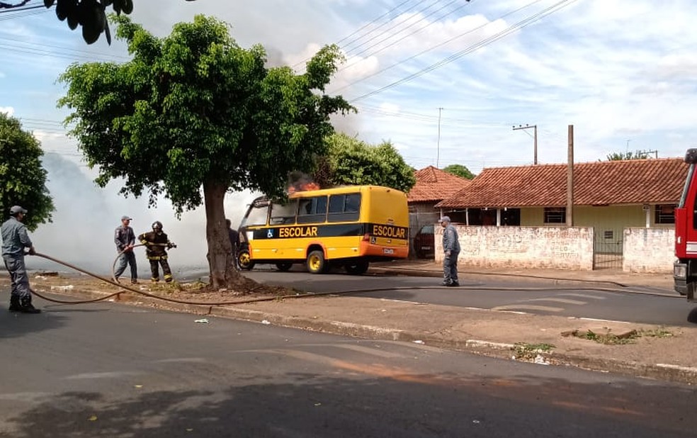 Incêndio em micro-ônibus mobiliza o Corpo de Bombeiros em Martinópolis — Foto: Cedida 