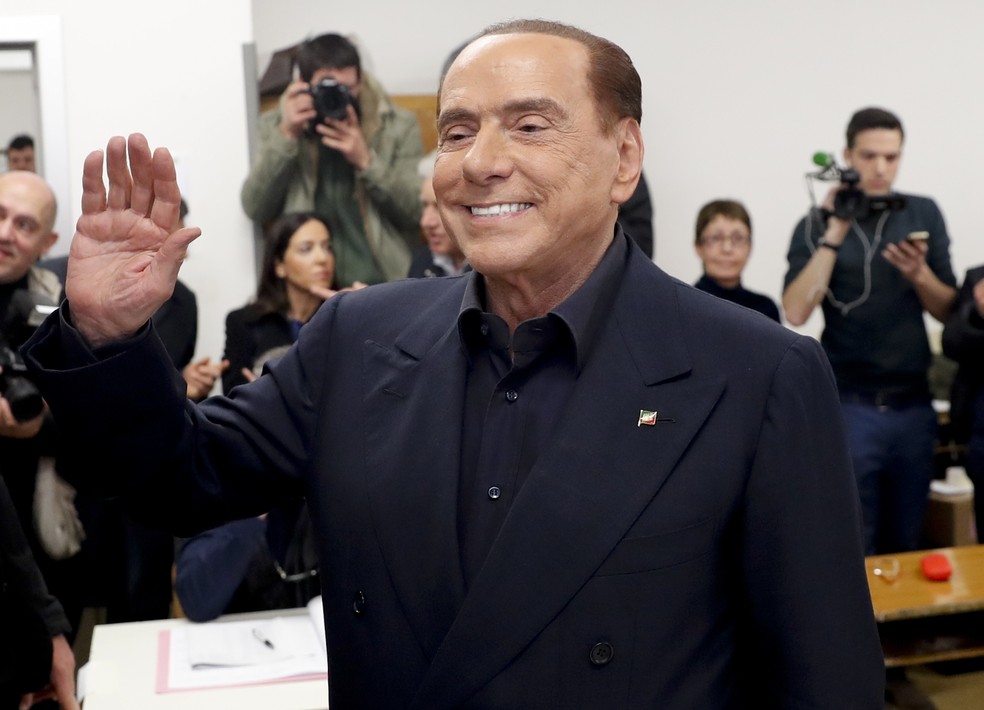 Silvio Berlusconi acena para repórteres durante votação em Milão, em imagem de arquivo — Foto: AP Photo/Antonio Calanni/Arquivo