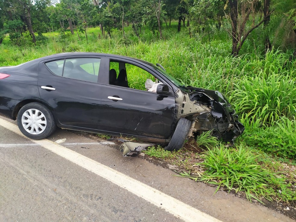 Carro estava na contramão quando colidiu contra outro veículo — Foto: Polícia Militar Rodoviária/Divulgação