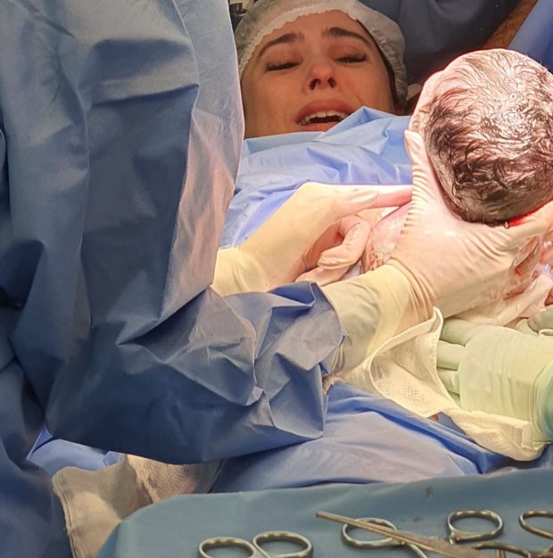 Tatá Werneck mostra primeira foto de parto de sua filha com Rafa Vitti (Foto: Reprodução)