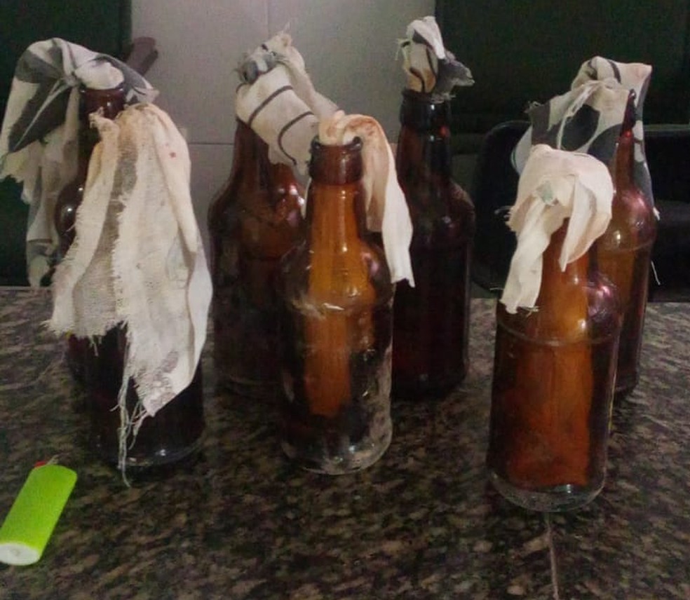 Suspeito foi preso com coquetel molotov e tentava incendiar prédios públicos em Baturité, diz polícia — Foto: PM/Divulgação