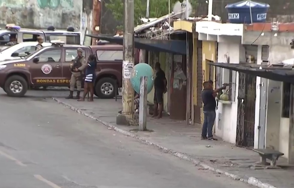Policiamento foi reforÃ§ado, mas Ã´nibus pararam de circular no final de linha do bairro  â?? Foto: ReproduÃ§Ã£o/TV Bahia