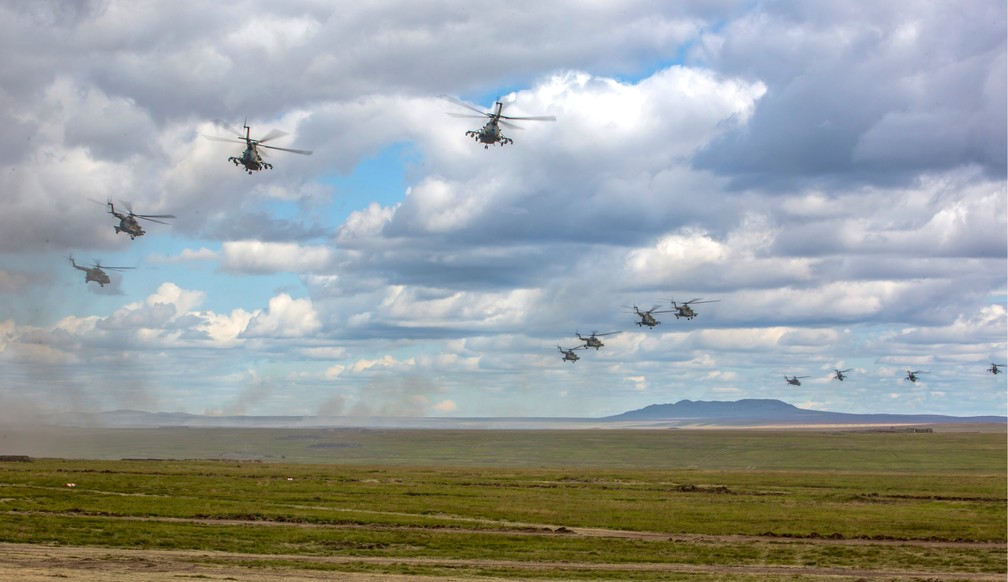 HelicÃ³pteros militares sobrevoam regiÃ£o de Chita, na RÃºssia, nesta terÃ§a-feira (11) (Foto: Russian Defense Ministry Press Service pool photo via AP)