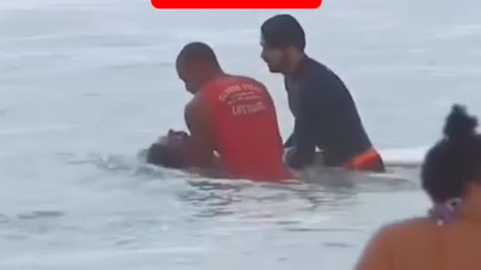 Surfista é resgatado em estado grave pelos Bombeiros em praia da Barra