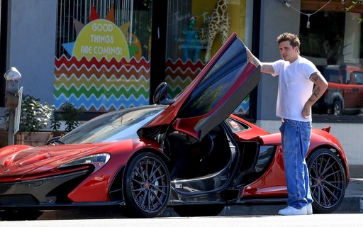 Herdeiro de David Beckham vai às compras com carro de luxo de R$ 2 milhões