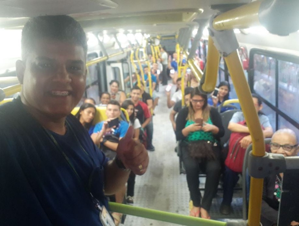 Motorista disse que faz o que mais gosta e se sente feliz e dar comodidade aos passageiros  (Foto: Arquivo pessoal)