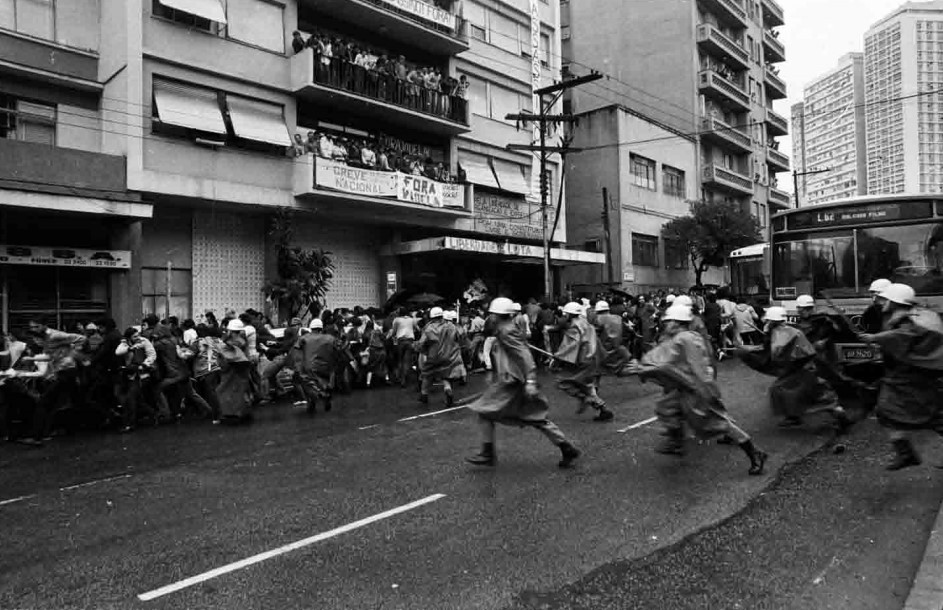 Caminhada percorre marcos da repressão e da resistência à ditadura em Porto Alegre