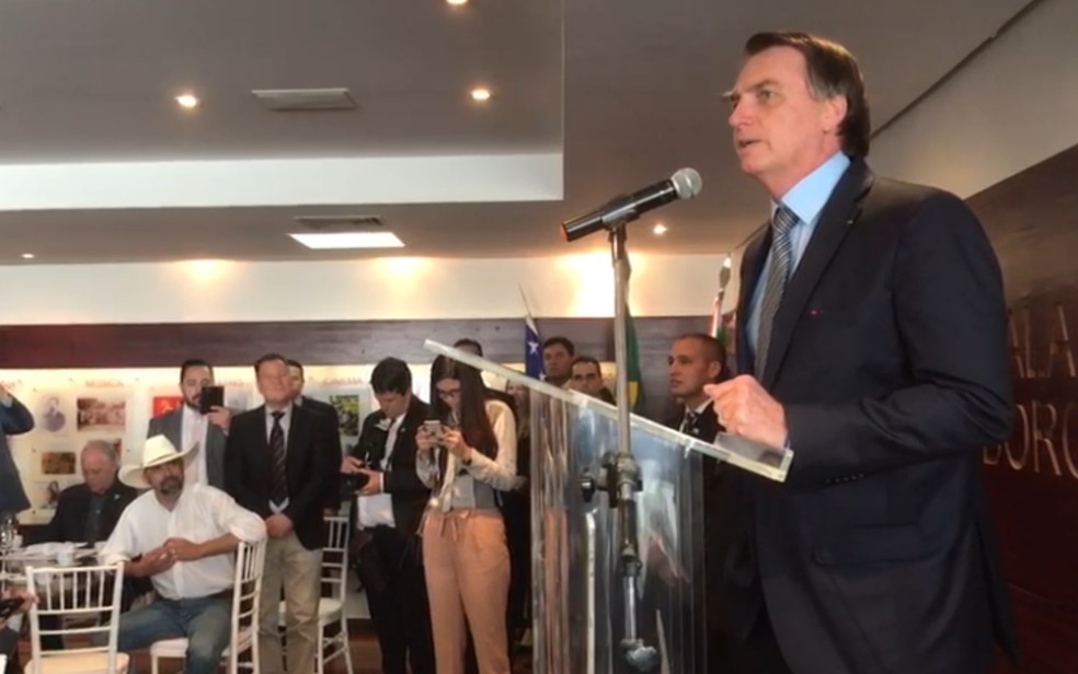 Jair Bolsonaro (PSL) fala a prefeitos de cidades goianas e deputados no Palcio das Esmeraldas, em Gois  Foto: Reproduo/Governo de Gois