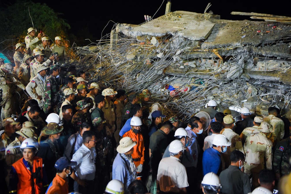 Equipes de resgate durante operação na sexta-feira (3) em Kep, no Camboja — Foto: Tang Chhin Sothy/AFP
