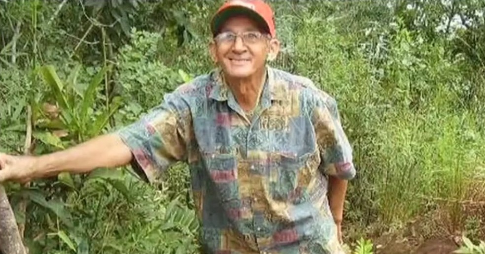 Jos Pereira Netto, de 81 anos, foi encontrado morto na rea de casa com as mos amarradas para trs, boca amordaada e uma sacola na cabea em Tangar da Serra  Foto: TV Centro Arica/Reproduo