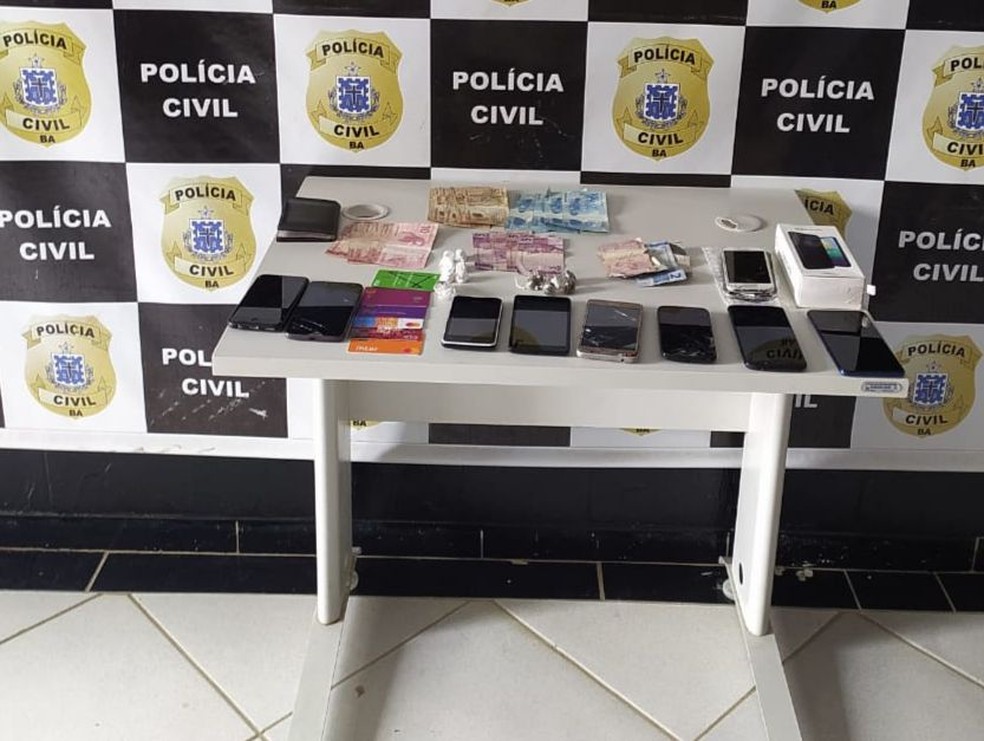 Celulares com restrição de roubo foram recuperados  — Foto: Divulgação/Polícia Civil