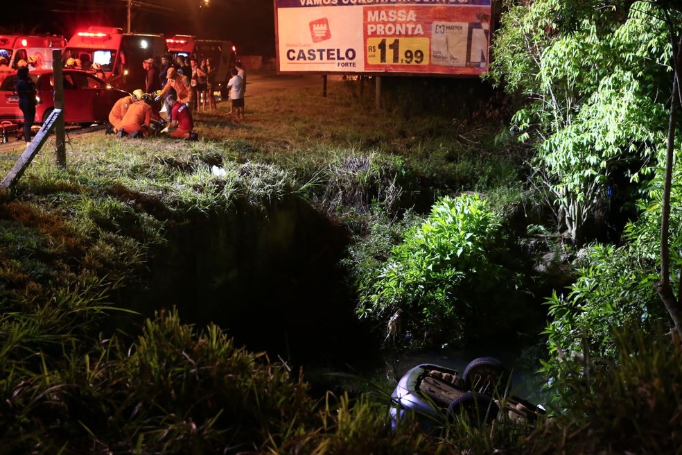 Carro que caiu em córrego em Taguatinga (Foto: Divulgação/Corpo de Bombeiros)