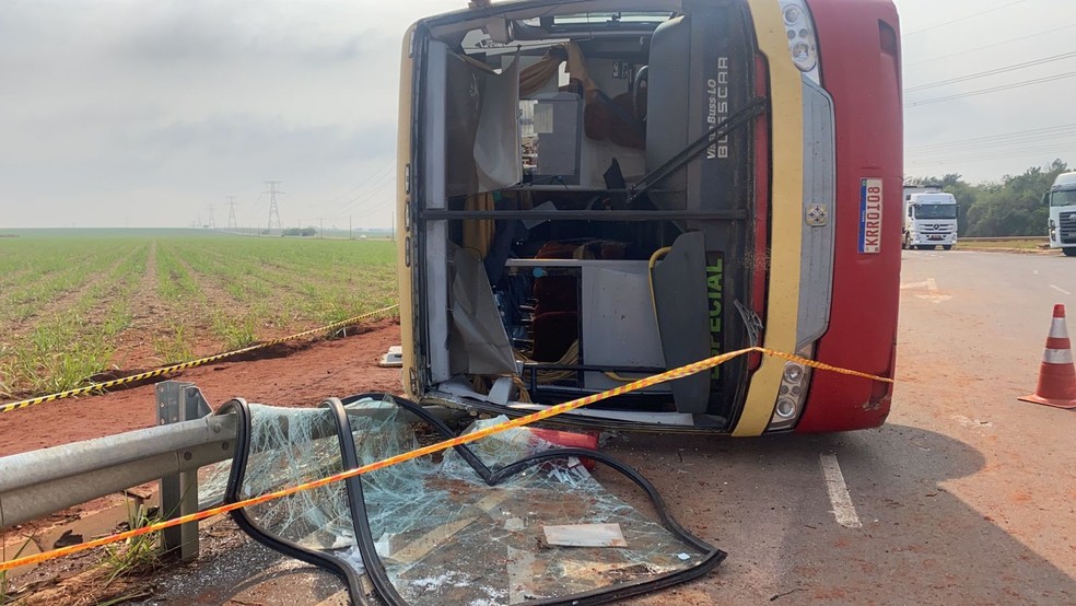 Ônibus tombou e um dos funcionários morreu após o acidente em Lençóis Paulista — Foto: Gabriela Prado/Tv Tem