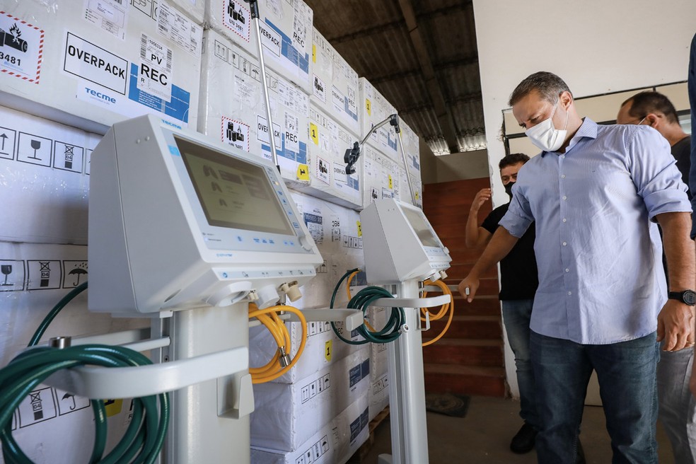 Governador de Alagoas, Renan Filho, inspeciona 40 respiradores enviados pelo Ministério da Saúde — Foto: Márcio Ferreira/Agência Alagoas