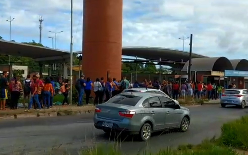 Passageiros enfrentam fila para conseguir entrar no Terminal Pelópidas Silveira, na Região Metropolitana do Recife, na manhã desta quinta-feira (24) (Foto: Reprodução/WhatsApp)