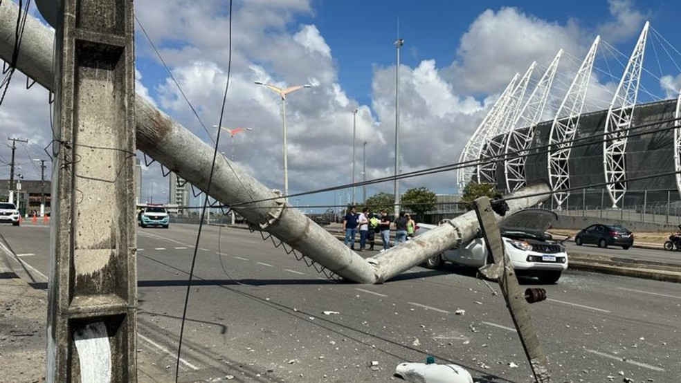 Chaminé desaba sobre veículo, e motorista fica ferido — Foto: Leabem Monteiro/SVM